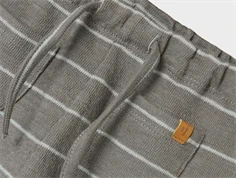 Grå buks med smalle hvide striber og bindebånd fra Lil Atelier 13236938 Silent storm